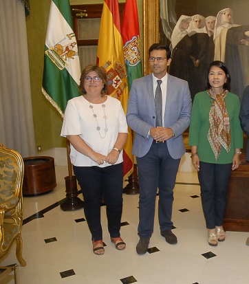 ©Ayto.Granada: EL ALCALDE DE GRANADA Y LOS PORTAVOCES MUNICIPALES RECIBEN EN EL AYUNTAMIENTO A LA EMBAJADORA DE TAILANDIA EN ESPAÑA ©Ayto.Granada: EL ALCALDE DE GRANADA Y LOS PORTAVOCES MUNICIPALES RECIBEN EN EL AYUNTAMIENTO A LA EMBAJADORA DE TAILANDIA EN ESPAÑA